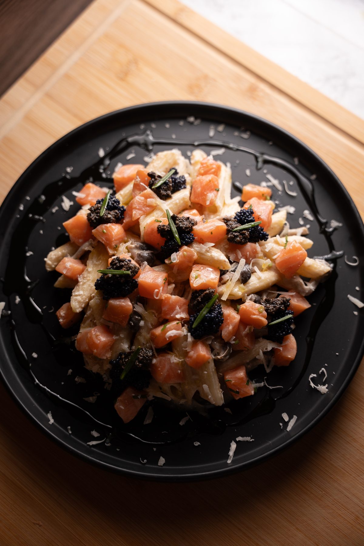 Cold penne with smoked salmon and black truffle paste